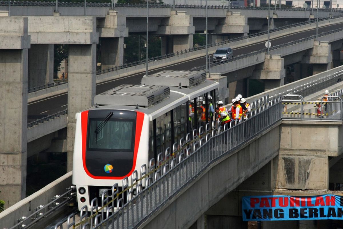 Sejumlah teknisi bersiap melakukan ujicoba jalan Skytrain di Terminal 3 Bandara Soekarno Hatta, Tangerang, Banten, Selasa (15/8/2917). Kereta layang yang nantinya mampu mengangkut penumpang sebanyak 350 orang dalam lima menit itu akan mulai beroperasi secara resmi pada 17 September 2017 yang akan melayani pengguna jasa Bandara Soetta dari terminal ke terminal.