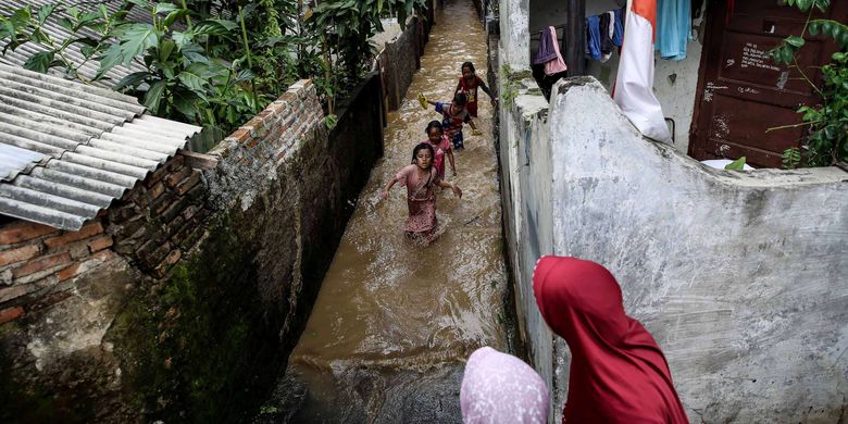 Sungai Ciliwung di sekitar Jalan Raya Kalibata meluap dan menyebabkan banjir yang merendam rumah warga di Kalibata, Jakarta Selatan, Jumat (26/4/2019). Badan Penanggulangan Bencana Daerah DKI Jakarta mencatat ada 17 titik di DKI Jakarta terendam banjir pada Jumat (26/4/2019) pagi akibat luapan Sungai Ciliwung.