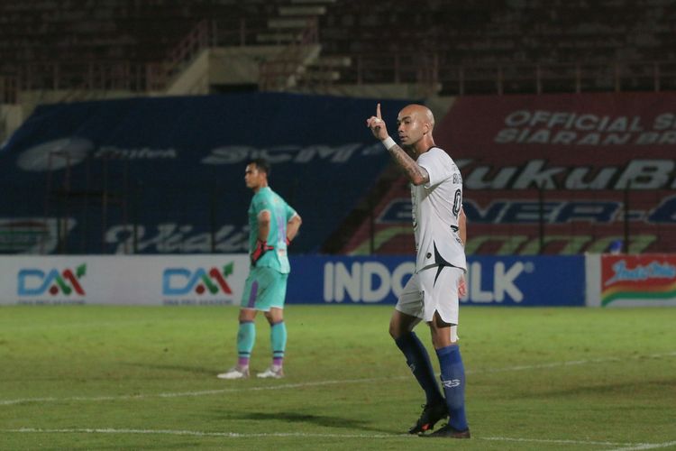 Penyerang PSIS Semarang, Bruno Silva, melakukan selebrasi usai menjebol gawang Persita Tangerang dalam laga Liga 1 2021-2022 di Stadion Sultan Agung, Bantul, Selasa (7/12/2021).