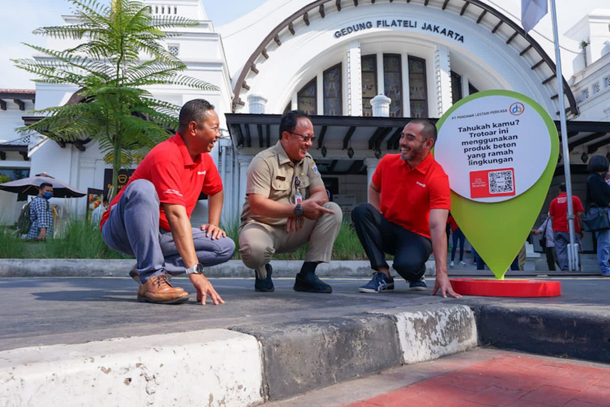 Direktur Bisnis dan Pemasaran SIG Aulia Mulki Oemar (kanan), Kepala Dinas Bina Marga DKI Jakarta Hari Nugroho (tengah), serta Direktur Utama PT Solusi Bangun Beton Giri Prabowo (kiri), saat berada di trotoar Pos Bloc, Jakarta, Senin (3/10/2022).