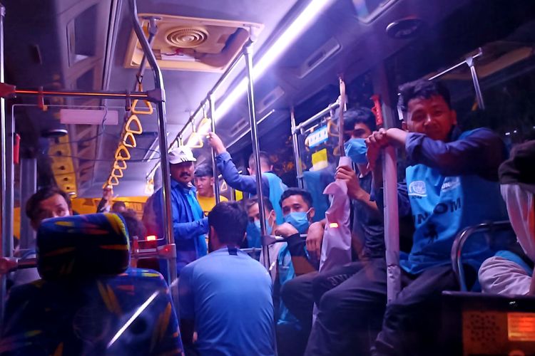 Para pencari suaka dipulangkan menggunakan bus ke penampungan Badra Resort Kabupaten Bintan, Selasa (18/10/2022) malam.