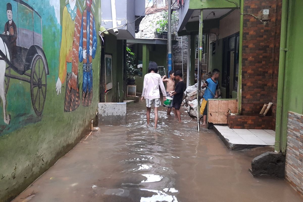 Banjir kembali merendam wilayah RW 004 dan RW 005 Kampung Melayu, Jatinegara, Jakarta Timur, atau biasa disebut wilayah Kebon Pala, pada Senin (12/9/2022) pagi. Pantuan di lokasi, Senin sore, banjir mulai surut.