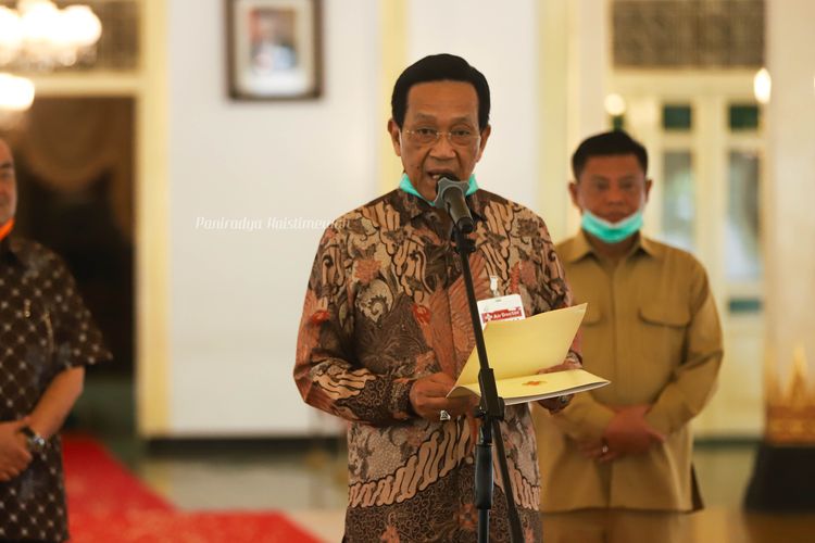 Sri Sultan Hamengku Buwono X menyapa warga dengan memberikan pernyataan mengenai wabah pandemik COVID-19 pada Senin (23/03) pukul 10.00 WIB di Bangsal Kepatihan, Danurejan, Yogyakarta.