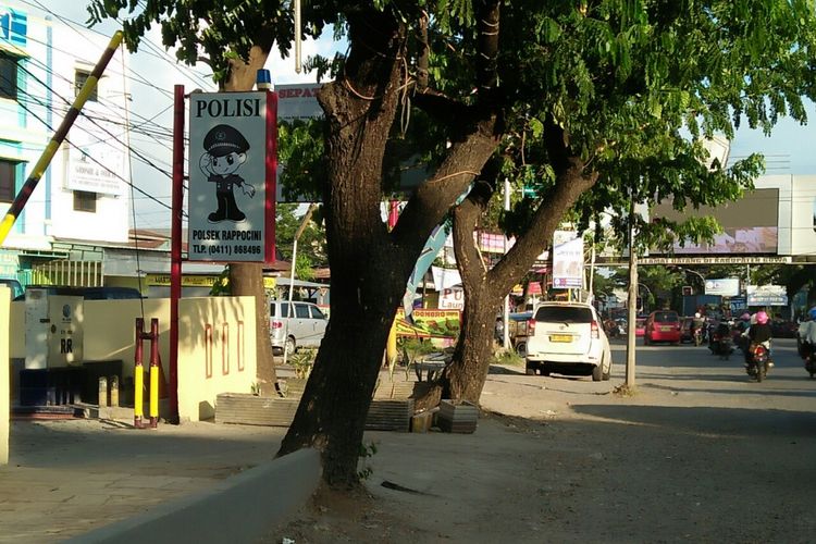 Mobil angkutan umum berplat kuning menunggu penumpang di terminal bayangan di dekat markas Polsekta Rappocini,  Makassar,  Selasa (12/6/2018).