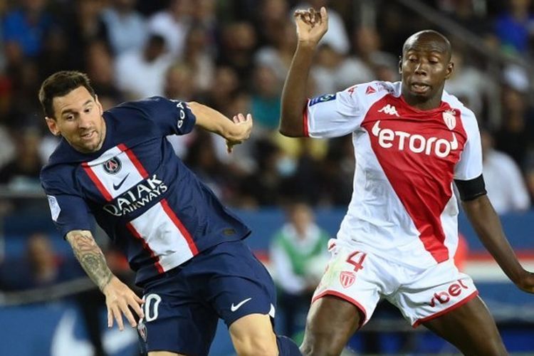 Lionel Messi (kiri) berebut bola dengan Mohamed Camara dalam laga Paris-Saint Germain vs AS Monaco pada lanjutan kompetisi Ligue 1 2022-2023 di Stadion Parc des Princes, Paris, pada Minggu (28/8/2022) malam waktu setempat.