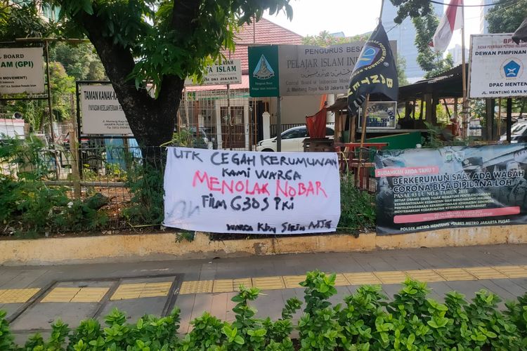 Spanduk bertuliskan penolakan nonton bareng film Pengkhianatan G30S/PKI juga terpasang di Menteng, Jakarta Pusat.   Kapolsek Menteng Kompol Gunarto menyebut, spanduk itu terpasang di ruas Jalan Raya Menteng, Rabu (29/9/2021). 
