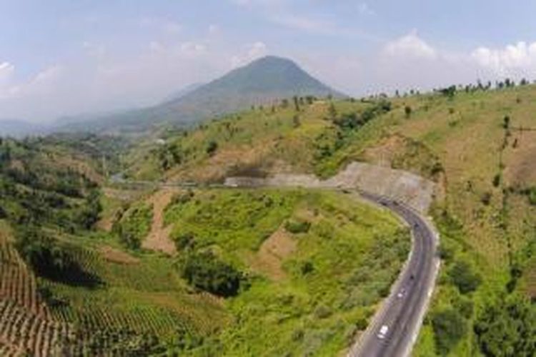 Pemandangan di Nagrek, Bandung, Jawa Barat, Rabu (25/6/2014). Jalan di sini digunakan sebagai jalur selatan untuk mudik atau balik Lebaran dari Jawa Barat menuju kota-kota di Jawa Tengah.