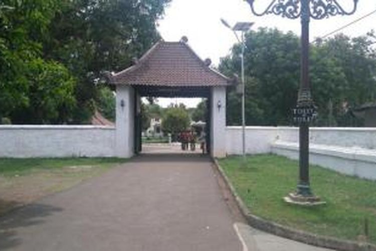 Salah satu gerbang Keraton Kasepuhan, Cirebon yang menuju ke kawasan di luar tembok keraton. Menurut para pemandu wisata dan abdi dalem pembangunan beberapa gerbang keraton ini menggunakan dasar-dasar kebudayaan Feng Shui.