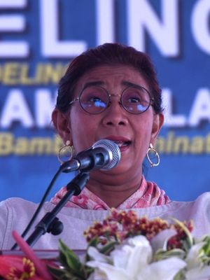 Menteri Kelautan dan Perikanan Susi Pudjiastuti memberikan mata kuliah umum saat peluncuran kapal berbahan bambu laminasi, Baito Deling 001 buatan Institut Teknologi Sepuluh Nopember (ITS) Surabaya di Kenjeran, Surabaya, Senin (2/7). Kapal bambu laminasi yang diklaim sebagai inovasi pertama di dunia tersebut diharapkan bisa memberikan alternatif kapal bagi nelayan dan juga meningkatkan harga jual kapal.