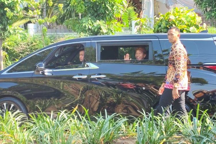 Presiden Jokowi menaiki mobil Toyota Alphard untuk menjadi saksi pernikahan keponakannya Adityo Rimbo Galih Samudro, putra dari Anwar Usman dan Idayati di Solo, Jawa Tengah, Sabtu (22/6/2024).