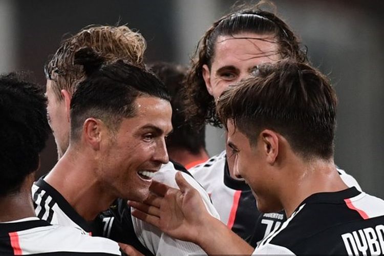 Cristiano Ronaldo dan Paulo Dybala dalam laga Genoa vs Juventus pada pekan ke-29 Liga Italia 2019-2020.