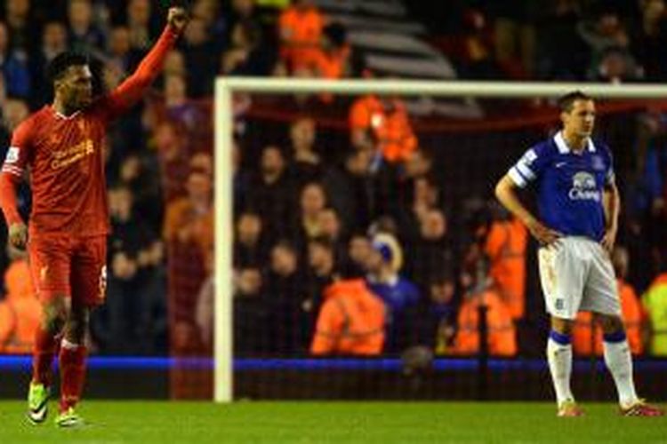 Striker Liverpool, Daniel Sturridge (kiri) seusai mencetak gol ke gawang Everton pada lanjutan Premier League di Stadion Anfield, Selasa atau Rabu (29/1/2014). Liverpool menang 4-0 pada pertandingan tersebut. 