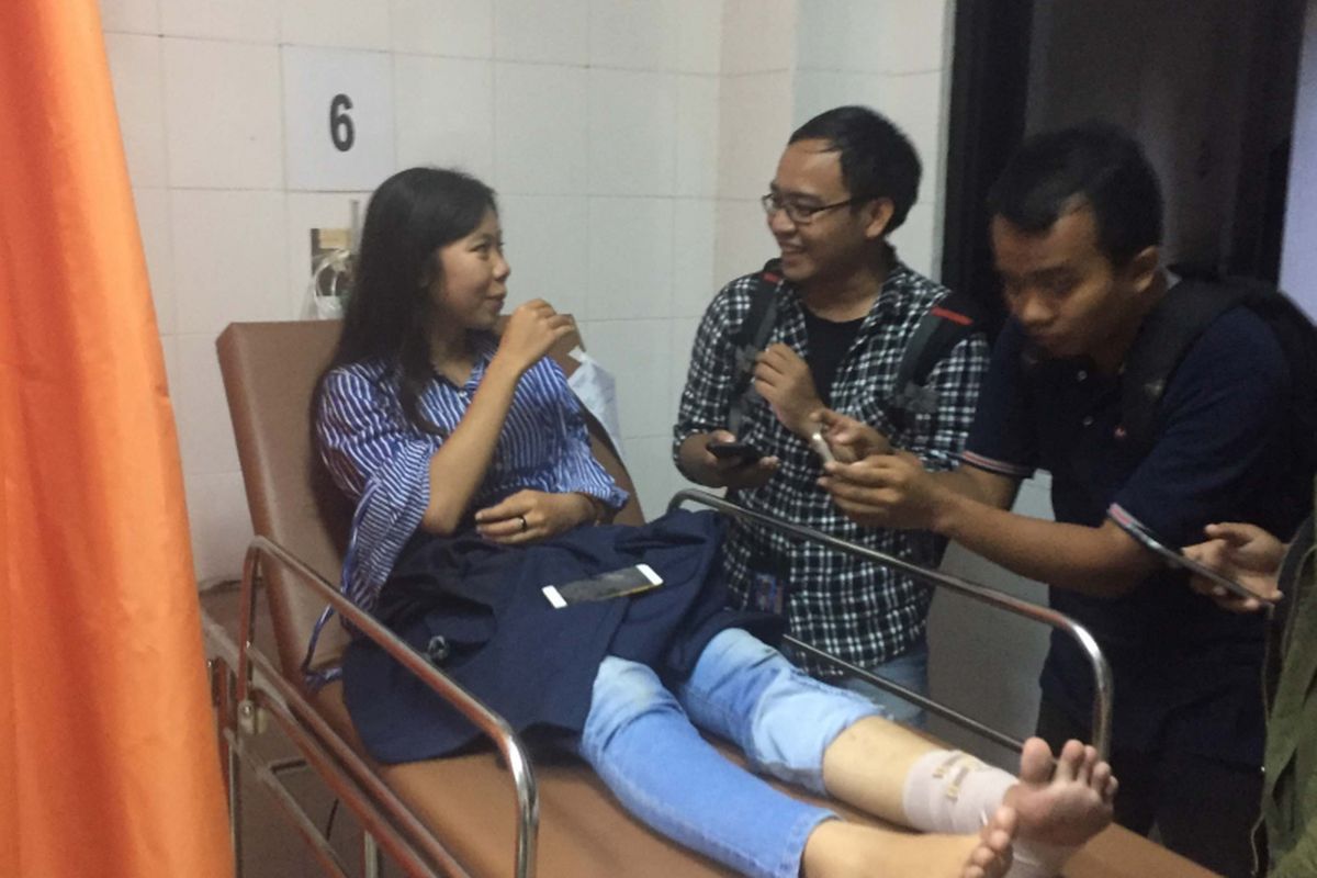 Sejumlah korban ambrolnya lantai II Tower BEI mendapt perawatan di Ruma Sakit Angkatan Laut Mintohardjo, Jakarta Pusat, Senin (15/1/2018).