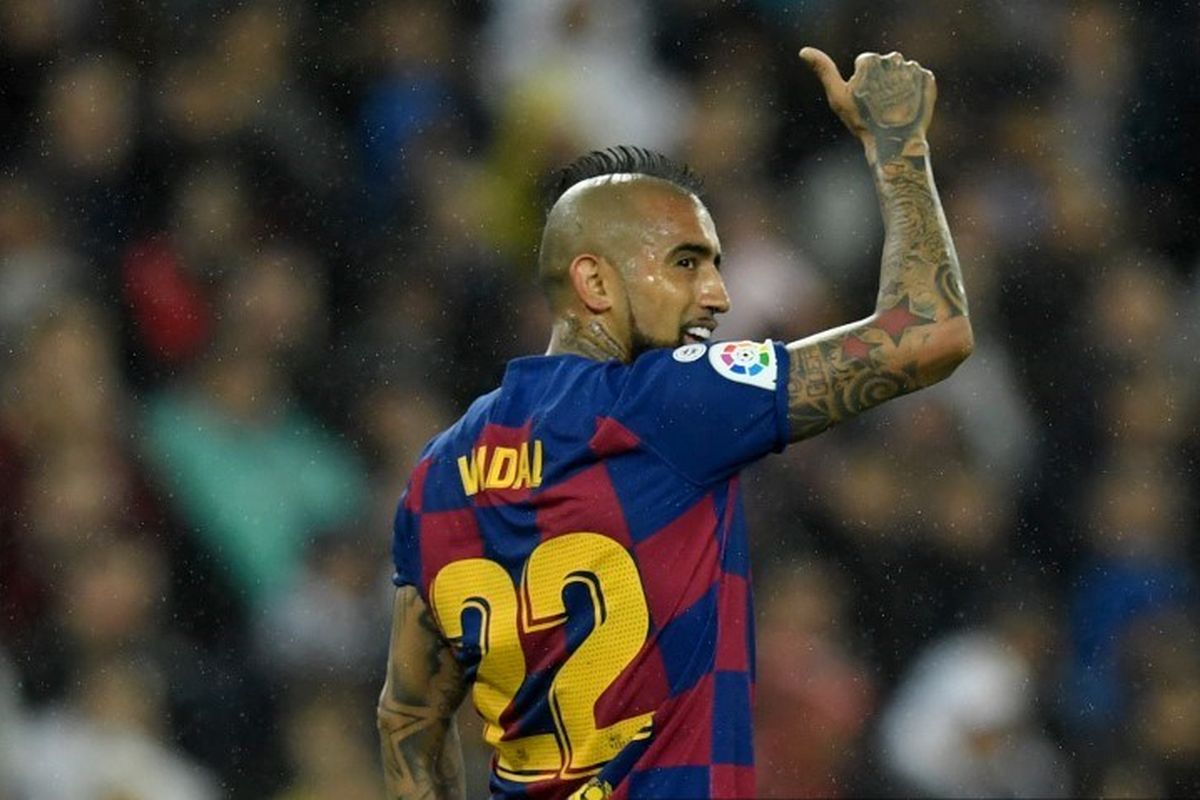 Gelandang Chili asal Chile Arturo Vidal memberi acungan jempol selama pertandingan sepak bola Liga Spanyol antara Real Madrid dan Barcelona di stadion Santiago Bernabeu di Madrid pada 1 Maret 2020.