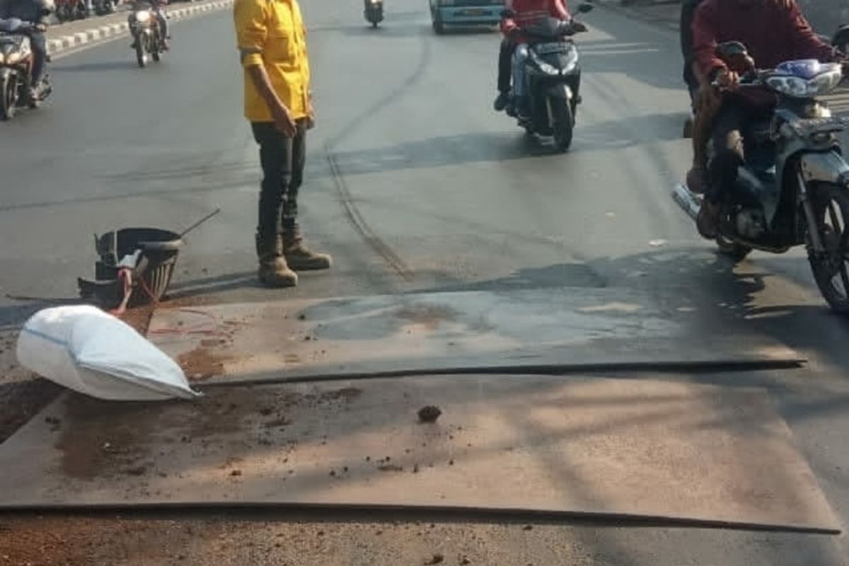 Jalan Raya Bogor, Ciracas, Jakarta Timur, tepatnya di depan Balau Latihan Kerja Dinas Ketenagakerjaan yang amblas telah diperbaiki, Senin (7/10/2019).