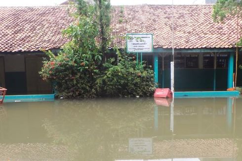 Sekolah Terendam Banjir, Sebagian Siswa SD Bakti Luhur Diliburkan 
