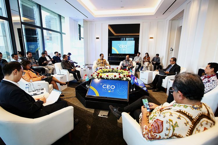 Suasana diskusi terbatas CEO Connect yang merupakan rangkaian dari Kompas 100 CEO Forum Powered by PLN di Jakarta, Rabu (13/11/2024). Pada sesi ke-2 diskusi mengangkat tema: Indonesia Emas 2045, Optimalisasi Hilirisasi dan Kolaborasi Industri Dalam Meningkatkan Penerapan ESG di Indonesia. 

KOMPAS/PRIYOMBODO (PRI)
13-11-2024