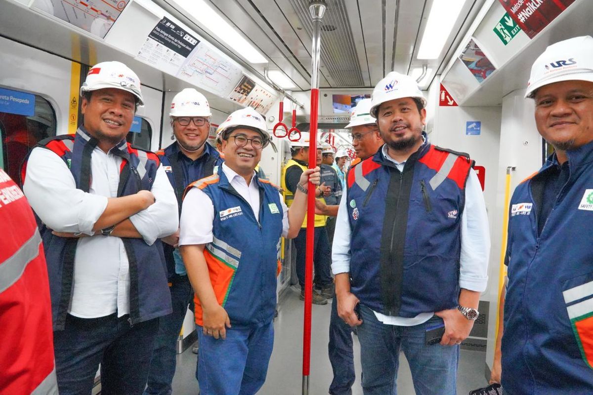 Direktur Operasi II Waskita Karya Paulus Budi Kartiko meninjau tes jalur lintasan LRT Jakarta yang menghubungkan Stasiun Velodrome dengan Stasiun Pramuka, sebagai bagian dari LRT Jakarta Fase 1B Velodrome-Manggarai.