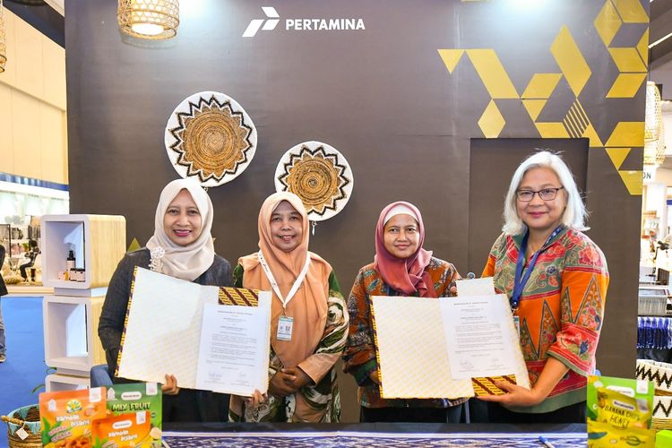 Manager SMEPP Pertamina Dewi Sri Utami menyaksikan penandatanganan kerjasama dagang antara UMKM Binaan Pertamina dengan Buyer dari Kanada, serta beberapa kerjasama lainnya dengan negara lain pada ajang Pameran Trade Expo Indonesia ke-39 tahun 2024 di ICE BSD, Tangerang, 9-12 Oktober 2024. 