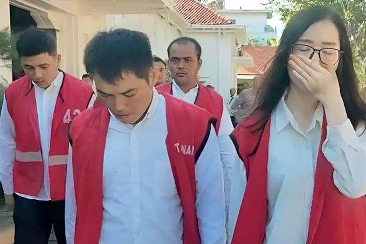 Sahril Sidik, Abdul Rahim, Oskar dan Meilisa saat keluar sari ruang sidang usai diadili di Pengadilan Negeri Surabaya, Rabu (11/6/2025). Empat sekawan ini didakwa membobol Bank Jatim senilai Rp 119 miliar, lalu dikaburkan dengan membeli aset kripto. 