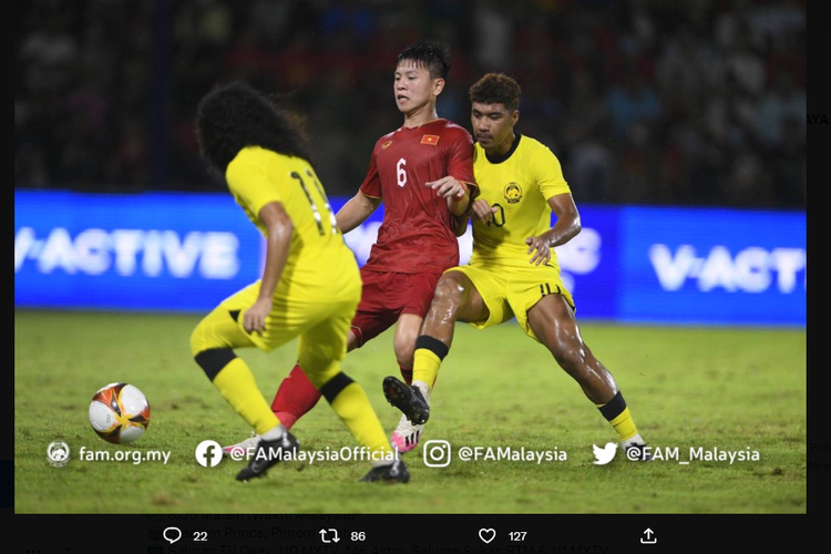 Tangkapan layar Twitter @FAM_Malaysia yang memuat momen laga timnas U22 Malaysia vs Vietnam dalam laga lanjutan fase grup sepak bola SEA Games 2023 di Prince Stadium, Phnom Penh, pada Senin (8/5/2023) malam WIB.