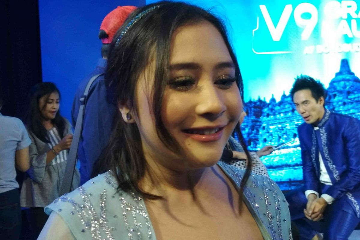 Prilly Latuconsina ditemui usai acara Grand Lounching Vivo V9 di pelataran Candi Borobudur, Kabupaten Magelang, Jawa Tengah, Kamis, (29/3/2018).