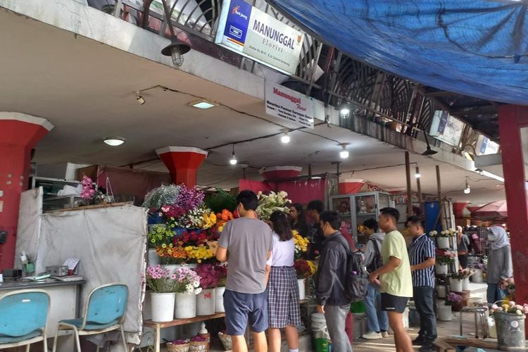 Pengunjung tampak ramai berburu bubga di Pasar Kembang Kalisari Semarang, Selasa (14/2/2023).