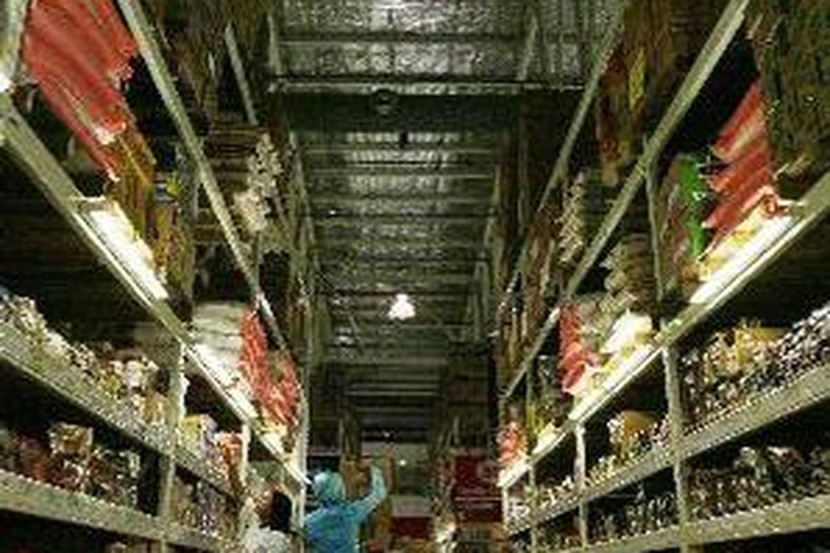 Sejumlah warga berbelanja di pasar swalayan Makro Alam Sutra, Serpong, Tangerang, Provinsi Banten.