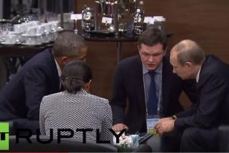 Obama dan Putin tampak menggelar pembicaraan serius di ruang istirahat gedung tempat G20 Summit berlangsung.