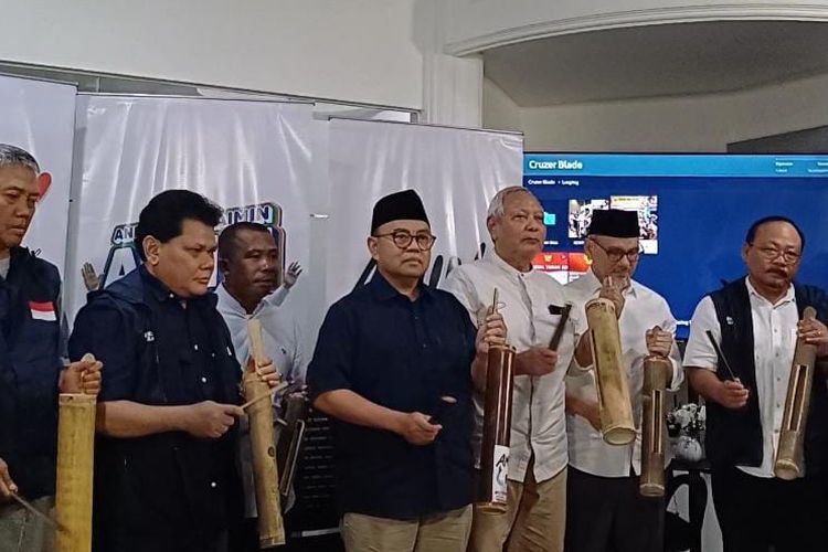 Juru Bicara Anies Baswedan, Sudirman Said (tengah) memukul kentungan dalam deklarasi Gerakan Rakyat Kentungan 57 di Sekretariat Koalisi Perubahan, Jalan Brawijaya X, Jakarta Selatan, Jumat (10/11/2023).