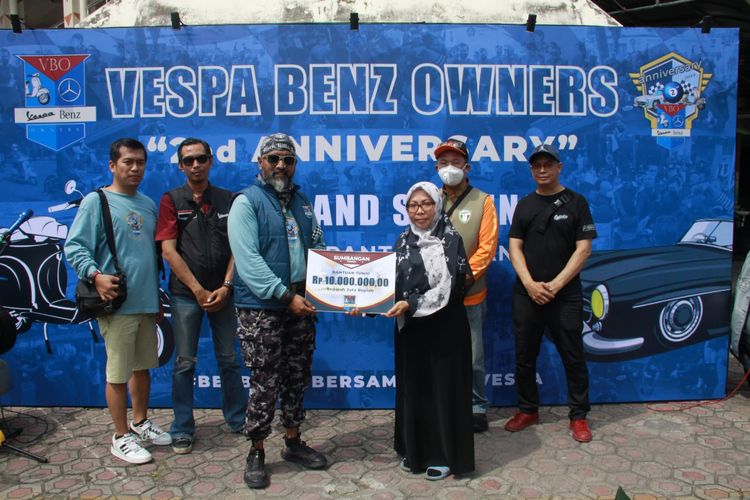 Komunitas Vespa Benz Owners (VBO) alias wadah berkumpulnya para pecinta motor Vespa dan mobil Mercedes-Benz baru saja merayakan hari jadi kedua.