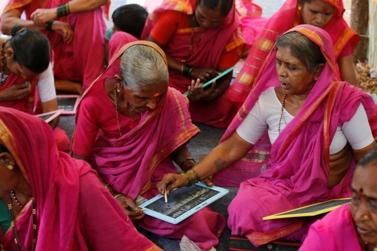 Para perempuan lanjut usia atau nenek-nenek ini sedang mengikut kelas di Aajibaichi Shaala (Sekolah Nenek) di desa Phangane, India, pada 15 Februari 2017. (Foto: Dokumentasi)
