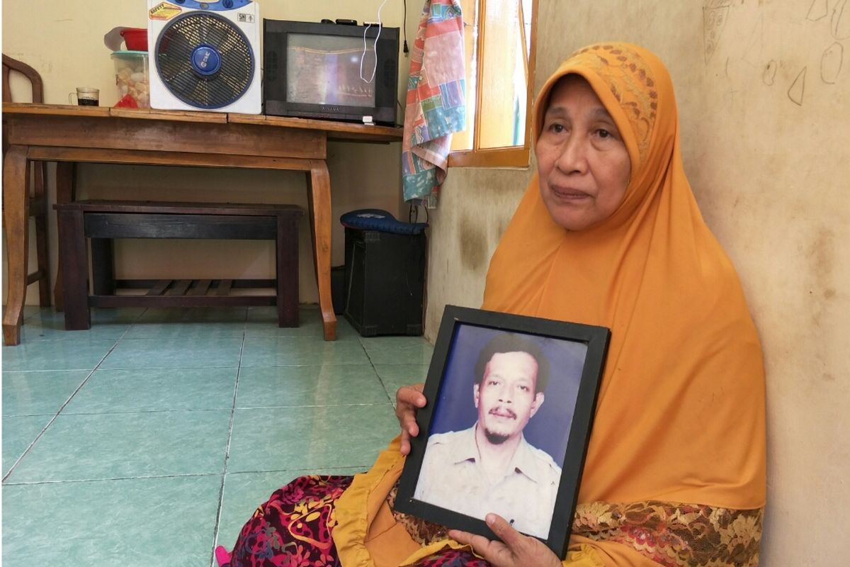 Minah Asam, istri Niman, saat ditemui di Jalan Rivaria IV Dalam, Bedahan, Kamis (25/4/2019).