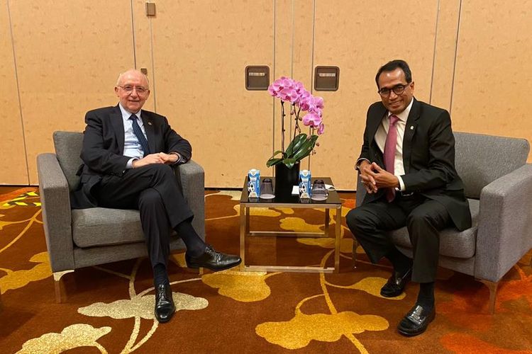Menteri Perhubungan Budi Karya Sumadi bersama Presiden ICAO Salvatore Sciacchitano saat mengikuti rangkaian kegiatan Changi Aviation Summit di Singapura pada Rabu (18/5/2022).