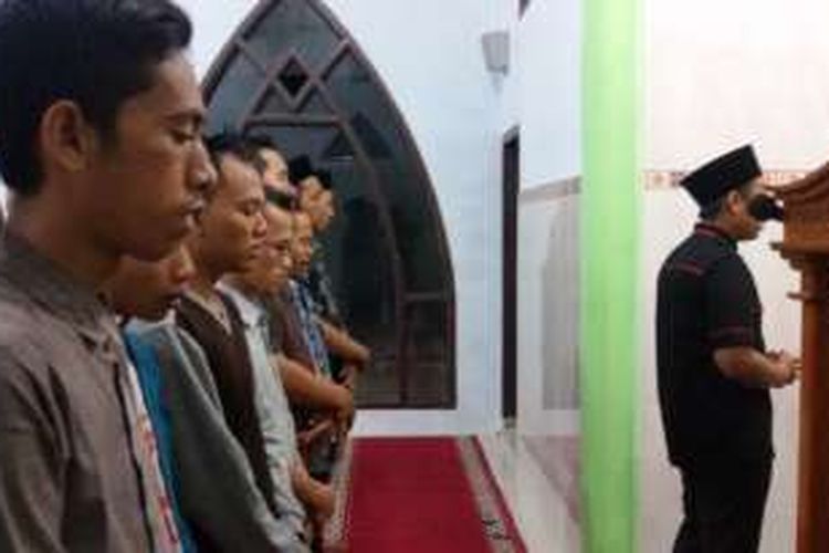 Pelajar Banyuwangi Sholay Ghaib diMasjid Al-Mujahirin, Kelurahan Kebalenan, Banyuwangi untuk.mendokan Yuyun korbam tewas di.Bengkulu