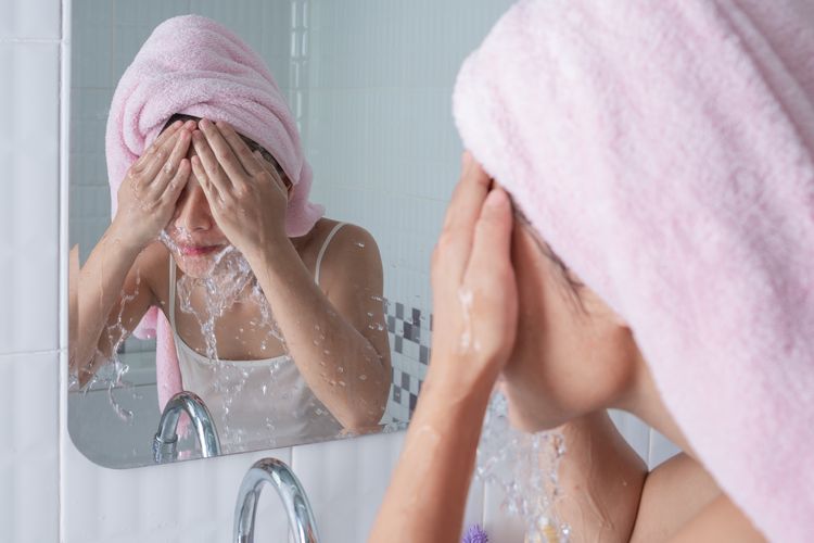 Ilustrasi mencuci muka dengan air garam.