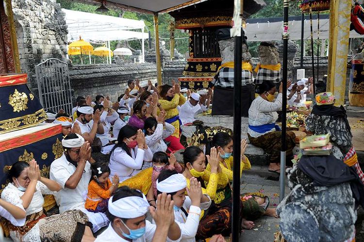 Warga berdoa saat perayaan Hari Raya Kuningan di Pura Sakenan di Pulau Serangan, Bali, Sabtu (26/9/2020). Hari Raya Kuningan yang digelar beberapa hari setelah Galungan ini dimaksudkan untuk merayakan saat Dewa-dewa dan leluhur kembali ke surga setelah bertemu keturunannya.