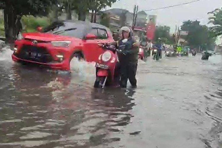Sejumlah wilayah di Kota Medan, Sumut, terendam banjir, Salah satunya di Jalan Sei Batang Hari, Medan, yang terendam sejak Rabu (17/8/2022) hingga Kamis (18/8/2022). Banjir menyebabkan sejumlah kendaraan mogok.

