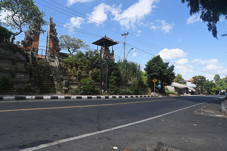Suasana jalan protokol saat pelaksanaan Hari Raya Nyepi Caka 1942 di Gianyar, Bali, Rabu (25/3/2020). Pelaksanaan Nyepi tahun 2020 di Bali, selain untuk pelaksanaan Catur Beratha Penyepian atau empat pantangan bagi Umat Hindu juga ditargetkan dapat memutus penyebaran wabah COVID-19.