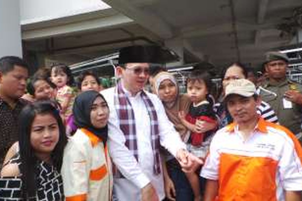 Gubernur DKI Jakarta Basuki Tjahaja Purnama atau Ahok saat berfoto bersama warga di Rusun Daan Mogot, Jakarta Barat, Kamis (25/8/2016).