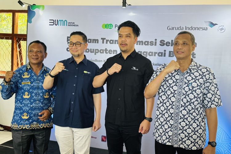 (Dari kiri ke kanan) Gabriel Ferdy selaku Sekretaris Dinas Pendidikan Kepemudaan dan Olahraga Kab. Manggarai Barat, Rully Yusuf selaku Executive Vice President, PT Pegadaian, Eksitarino Irianto selaku HC Operations, Government Relations & TJSL Group Head Garuda Indonesia, Eko Herfianto selaku Head of Partnership, Putera Sampoerna Foundation-School Development Outreach (PSF-SDO) dalam Press Conference Program Transformasi Sekolah di Kabupaten Manggarai Barat di SDN 1 Labuan Bajo.