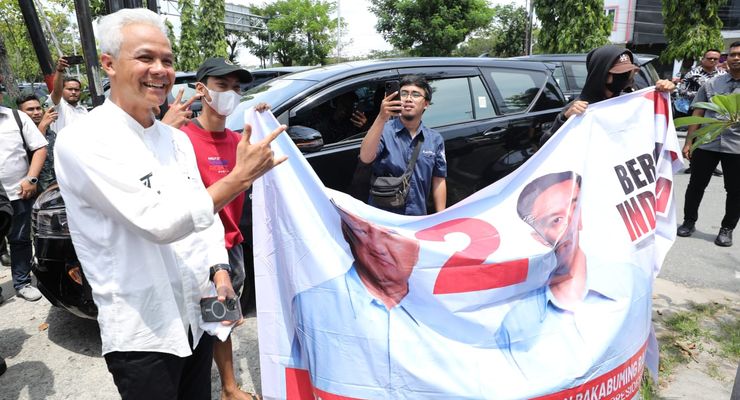 Momen Ganjar Makan Siang Bareng Pendukung Prabowo di Balikpapan...