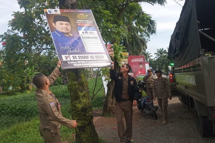 Satuan Polisi Pamong Praja (Satpol PP) Kota Pontianak berkoordinasi dengan Bawaslu Kota Pontianak melakukan penertiban terhadap sejumlah Alat Peraga Kampanye (APK) di beberapa lokasi.