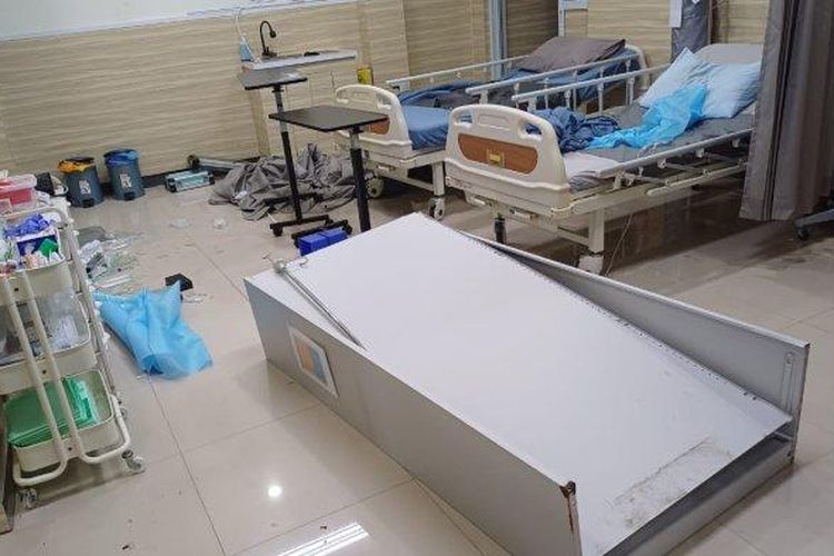 Situasi ruang pemeriksaan Nusa Medika Klinik Pratama usai diamuk oleh MM seorang WNA asal Amerika, Sabtu (12/4/2025).
