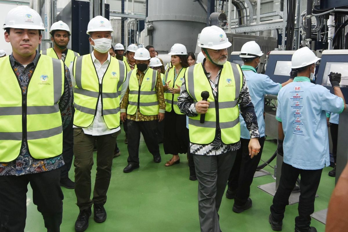 Menteri Perindustrian Agus Gumiwang Kartasasmita (tengah) meninjau pabrik daur ulang plastik PET milik PT Bumi Indus Padma Jaya di Kabupaten Jombang Jawa Timur, Rabu (8/2/2023). 