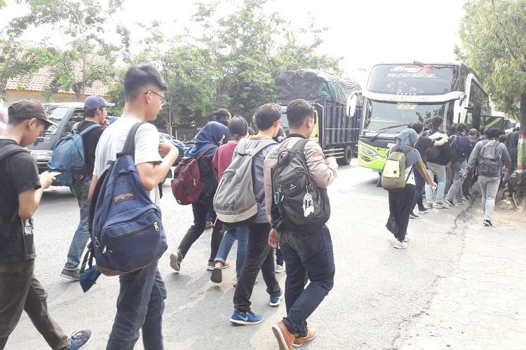 Rombongan mahasiswa dari Undip dan Unnes Semarang berjalan kaki berpindah menuju bus baru di depan Mapolres Brebes, Selasa (24/9/2019)