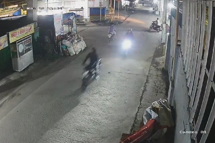 Tangkapan layar CCTV kasus tewasnya buruh di Karawang. Aksi terduga pelaku terekam CCTV.