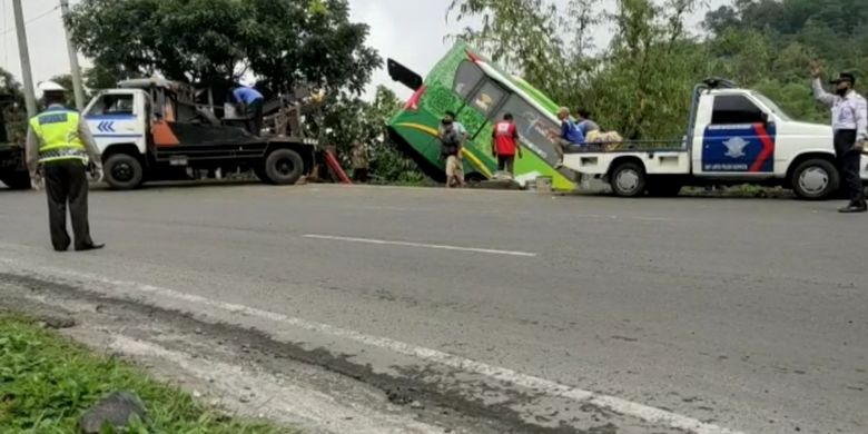 Sebuah bus pariwisata dari arah Bandung menuju Pangandaran terjun ke jurang tanjakan Gentong Atas akibat tergelincir jalan licin, Selasa (15/12/2020).