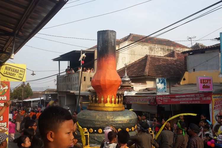 Repelika cempluk raksasa saat diarak di Festival Kampung Cempluk ke-9 Desa Kalisongo, Kecamatan Dau, Kabupaten Malang, Minggu (22/9/2019)