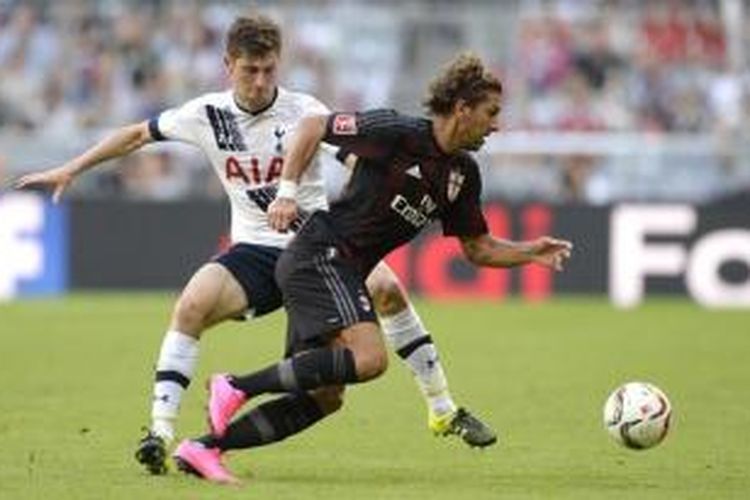 Pemain belakang Tottenham Hotspur, Eric Dier, coba mengawal striker AC Milan, Alessio Cerci, ketika kedua tim bertemu pada perebutan tempat ketiga Audi Cup, Rabu (5/8/2015).